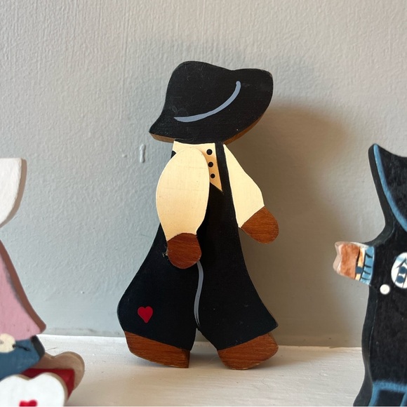 Vintage 90’s Hand Painted Wooden Amish Boy & Girl Shelf Figurines Lot of 4 - Picture 2 of 7